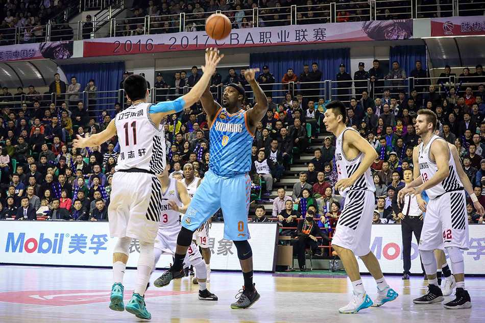 疆辽大战风云再起:赵继伟绝杀封神,后场双枪照亮红山体育馆 布莱切在弧顶送出巧妙击地传球,篮球穿越辽宁队的防线,精准找到切入的队友,展现了昔日NBA球星的风采。