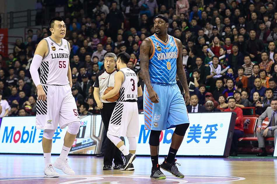 疆辽大战风云再起:赵继伟绝杀封神,后场双枪照亮红山体育馆 韩德君用强壮的身体死死卡住布莱切,两人在内线展开激烈肉搏,手臂纠缠在一起,汗水在空中飞溅。