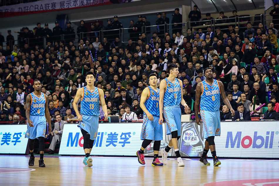 疆辽大战风云再起:赵继伟绝杀封神,后场双枪照亮红山体育馆 完成绝杀的赵继伟紧握双拳,仰天长啸,身旁的队友们疯狂地冲向他,这一刻他证明了自己是辽宁队最冷血的杀手。