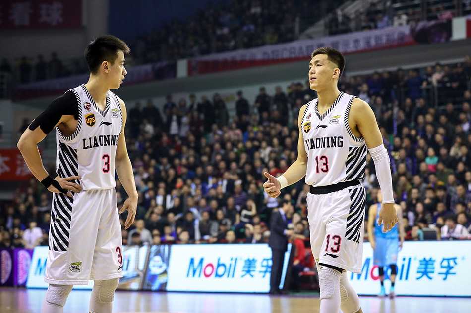 疆辽大战风云再起:赵继伟绝杀封神,后场双枪照亮红山体育馆 辽宁后场双枪郭艾伦与赵继伟同时在场,郭艾伦眼神坚毅地持球推进,赵继伟则在一旁接应,两人随时准备撕开对手防线。