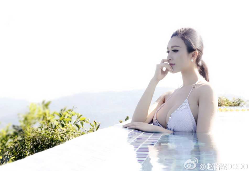 白皙妩媚·运动瞬间·多样写真展露自信曲线 晨光中,她身穿活力跑步装,侧颜轮廓精致如画,汗水闪耀着健康的光泽,紧身布料下曲线若隐若现。