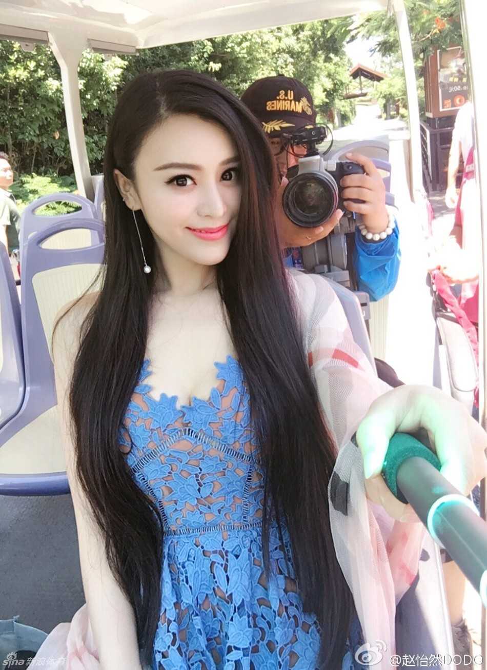 白皙妩媚·运动瞬间·多样写真展露自信曲线 机车旁,她绽放灿烂笑容,紧身上衣难掩傲人曲线,香肩在阳光下泛着光泽,帅气与妩媚在她身上完美融合。