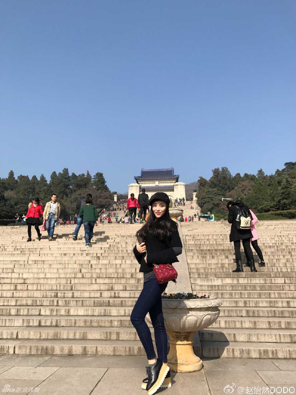 白皙妩媚·运动瞬间·多样写真展露自信曲线 轻披薄纱的她,香肩微露,俏皮地摆弄纱角,眼神灵动,透出若有若无的诱惑,雪白肌肤在薄纱下更显柔嫩。