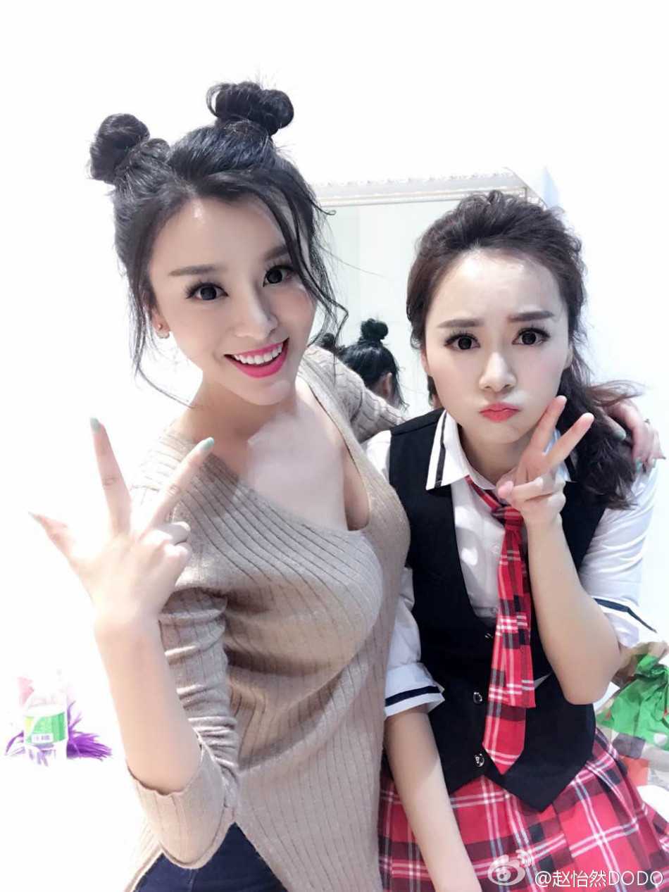 白皙妩媚·运动瞬间·多样写真展露自信曲线 她自水中起身,水珠沿着雪白肌肤滑落,浑圆曲线与紧致腰身一览无余,神情自在,展露健康性感的极致魅力。