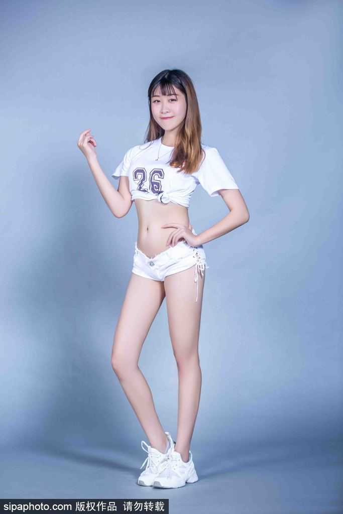 白衣热舞正青春:解码广东宏远啦啦队的赛场内外 宝贝们席地而坐轻松互动,定格闺蜜间的亲密瞬间