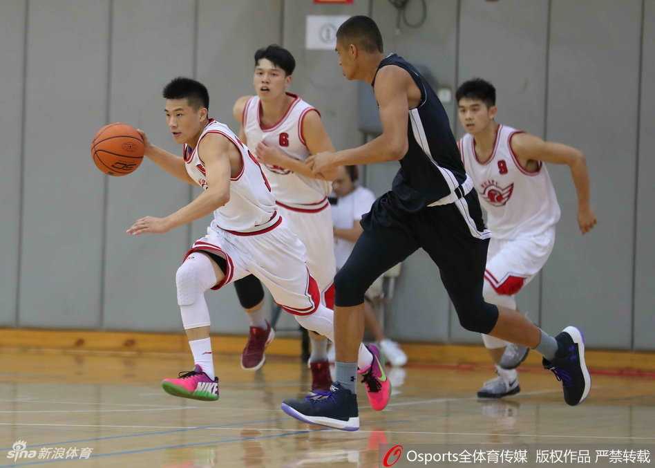 百折不迴燃爆赛场,中美少年以球会友书写热血传奇 身穿15号球衣的方佳晨像一道白色的闪电,在两名美国防守球员的夹缝中强行突破,身体在空中扭曲成一张弓,篮球即将脱手而出。