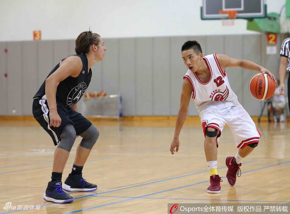 百折不迴燃爆赛场,中美少年以球会友书写热血传奇 方佳晨低着头走向场边,汗水顺着发梢滴落,身后的巨大比分牌显示着79:80,他的球衣上沾满了灰尘,记录着这场战斗的惨烈。