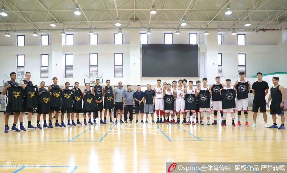 百折不迴燃爆赛场,中美少年以球会友书写热血传奇 浙江回浦中学的球员们赛前围成一圈,手臂搭着彼此的肩膀,眼神坚毅如铁,仿佛要将主场的气势凝聚成一股蓝色的火焰。