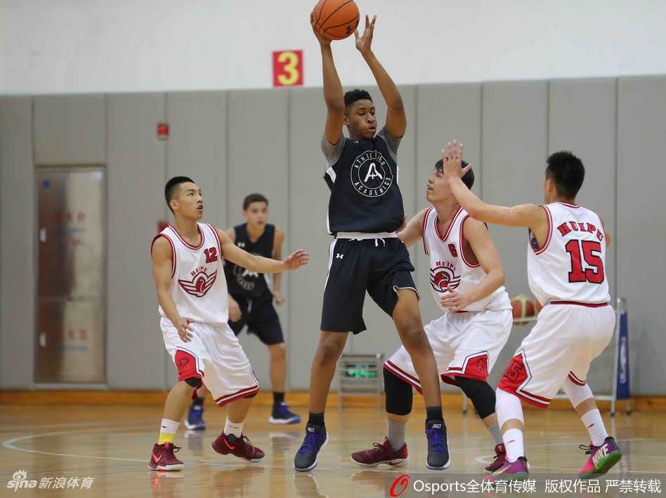 百折不迴燃爆赛场,中美少年以球会友书写热血传奇 在激烈的拼抢中,篮球被高高挑起,数只手同时伸向空中的球,中美球员的身体在空中对抗,肌肉的碰撞声仿佛穿透了画面。