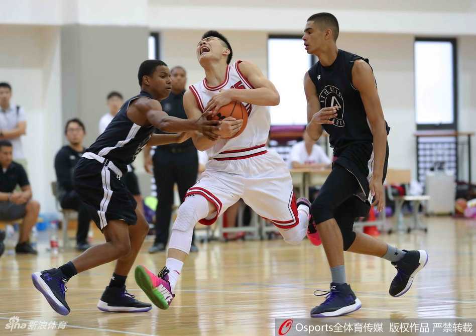 百折不迴燃爆赛场,中美少年以球会友书写热血传奇 金发飘飘的美国队队长Josh在人群中格外醒目,他冷静地观察着场上的局势,即使比分落后,他的眼神中依然闪烁着不屈的斗志。