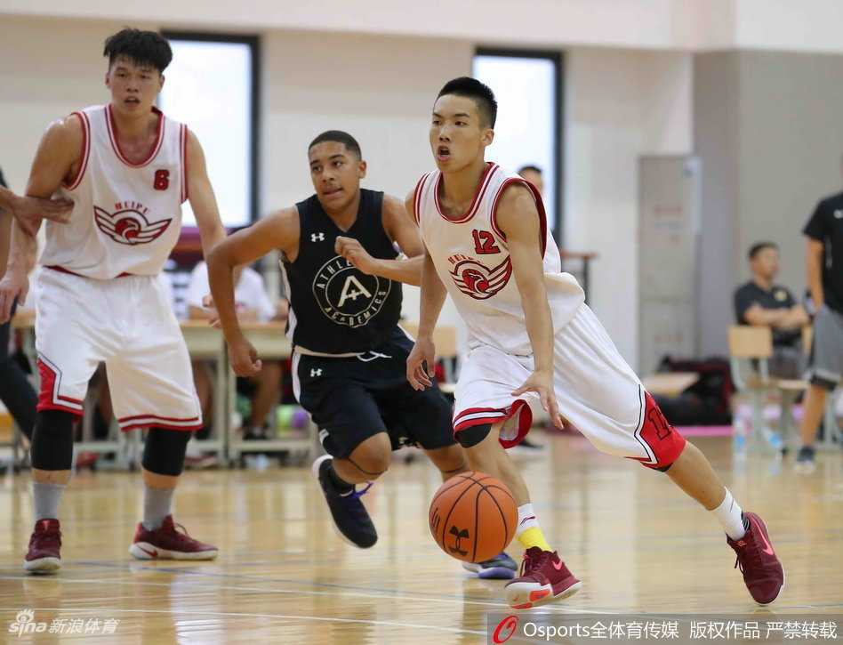 百折不迴燃爆赛场,中美少年以球会友书写热血传奇 比赛结束的哨声吹响,美国队的球员们激动地拥抱在一起,金色的头发在灯光下飞舞,他们的欢呼声与回浦队员落寞的背景形成了鲜明对比。