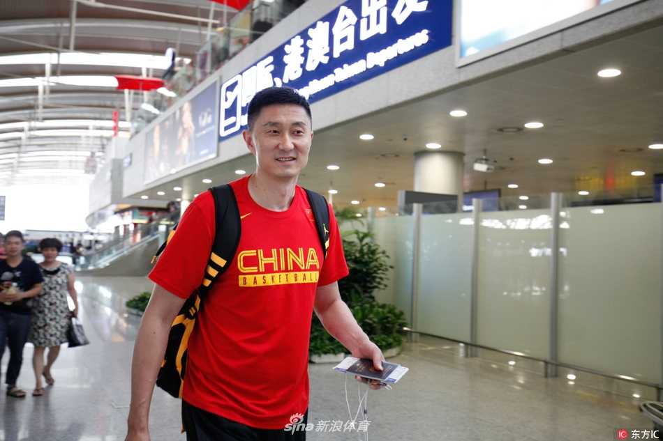 盛夏出征南半球凛冬 中国男篮蓝队澳洲拉练砺炼年轻力量 透过机场落地窗,可以看到队员们正在传送带旁等待行李,窗外的萧瑟冬景与室内的暖光交织,记录下抵达异乡的瞬间。