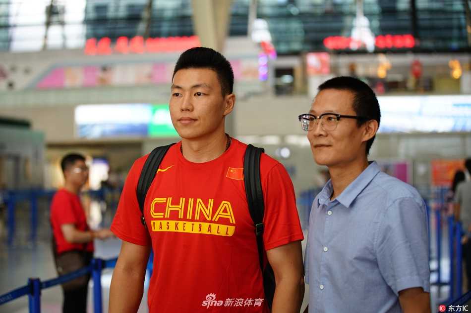 盛夏出征南半球凛冬 中国男篮蓝队澳洲拉练砺炼年轻力量 身着厚实羽绒服的中国男篮蓝队队员们现身墨尔本机场,韩德君用棉帽裹得严严实实,用笑容迎接南半球的凛冽冬日。