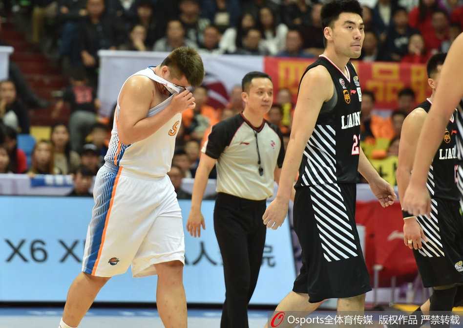 眉骨开裂血染战袍 四川内线徐煜峰浴血奋战的夜晚 队医冲入场内,迅速用白色毛巾按住徐煜峰流血不止的眉骨,白色的毛巾瞬间被染红一大片