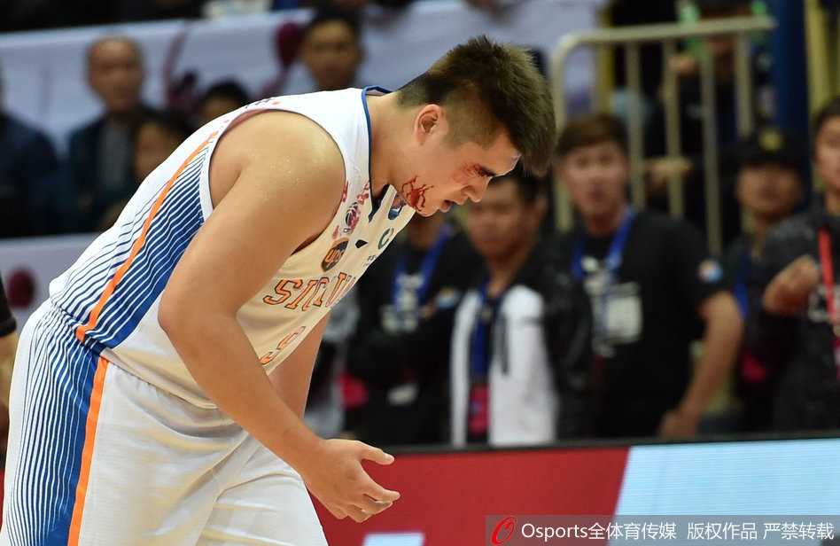 眉骨开裂血染战袍 四川内线徐煜峰浴血奋战的夜晚 徐煜峰带伤回归赛场,眉骨贴着胶布血迹斑斑,他在篮下高高跃起拼抢篮板,毫无畏惧
