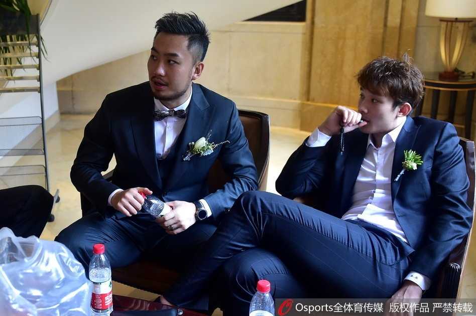 睢冉哽咽见证执子之手,男篮众星闪耀队友婚礼现场 甜蜜定格,新人手捧鲜花在亲友簇拥下合影,画面中每个人脸上都洋溢着笑容