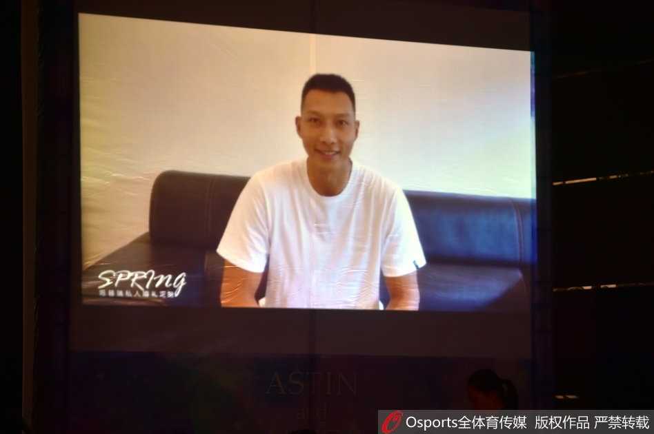 睢冉哽咽见证执子之手,男篮众星闪耀队友婚礼现场 温馨祝福,主帅凯撒到场为弟子送祝福,对着镜头可爱比心萌翻众人