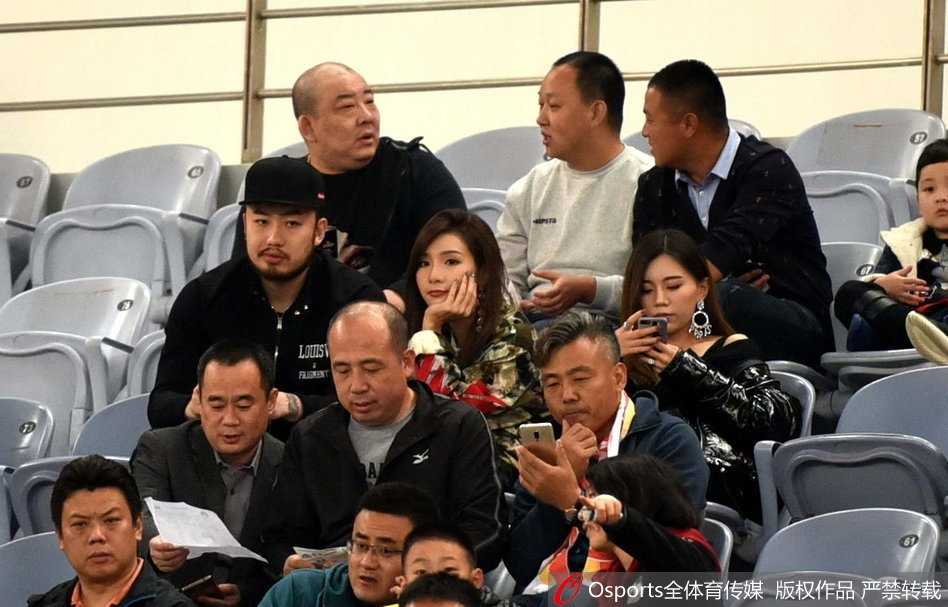 睢冉携爱妻观战鲁能大胜辽足,场边秀恩爱见证降级一刻 睢冉侧身指向场内,似乎在为妻子讲解着足球战术,妻子则专注凝视,脸上挂着甜蜜而温柔的笑容。