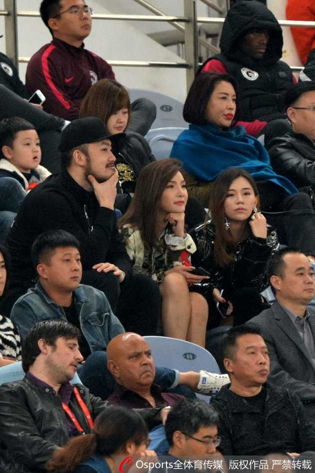 睢冉携爱妻观战鲁能大胜辽足,场边秀恩爱见证降级一刻 灯光下,睢冉望向妻子的眼神充满宠溺,妻子则低眉浅笑,两人十指相扣,在喧闹散去的球场边享受着二人世界。