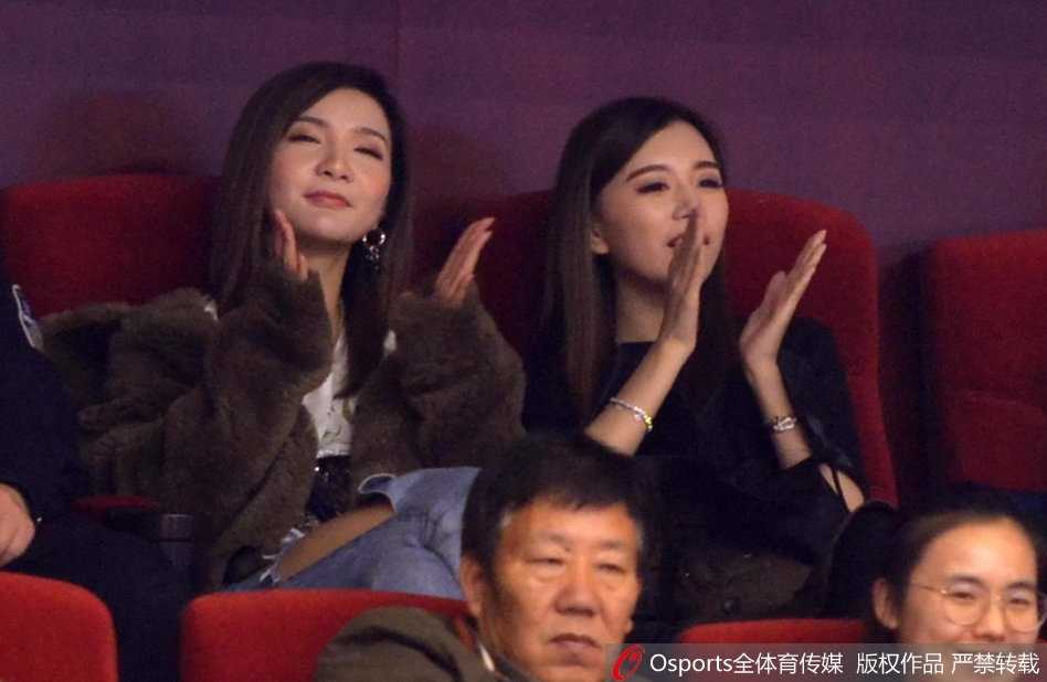 看台之上，睢冉的妻子眉眼含笑，温婉大方；丁彦雨航的女友李莎莎则略显青涩，两人低声交谈，分享着观赛的紧张与喜悦，宛如一对姐妹花。