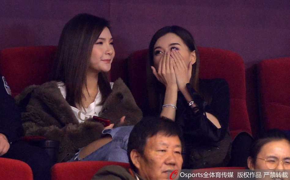 比赛进入胶着时刻，睢冉妻子紧握双手置于胸前，眼神紧张地盯着球场，仿佛在用无声的祈祷为睢冉的兄弟们传递力量。