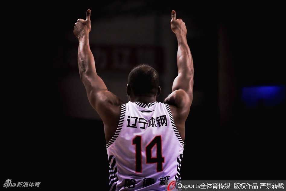 弗雷戴特在失去重心的一刹那，依然柔和地拨出皮球，眼神中写满了对胜利的渴望与不甘，这是他留给这个赛季的倔强剪影。