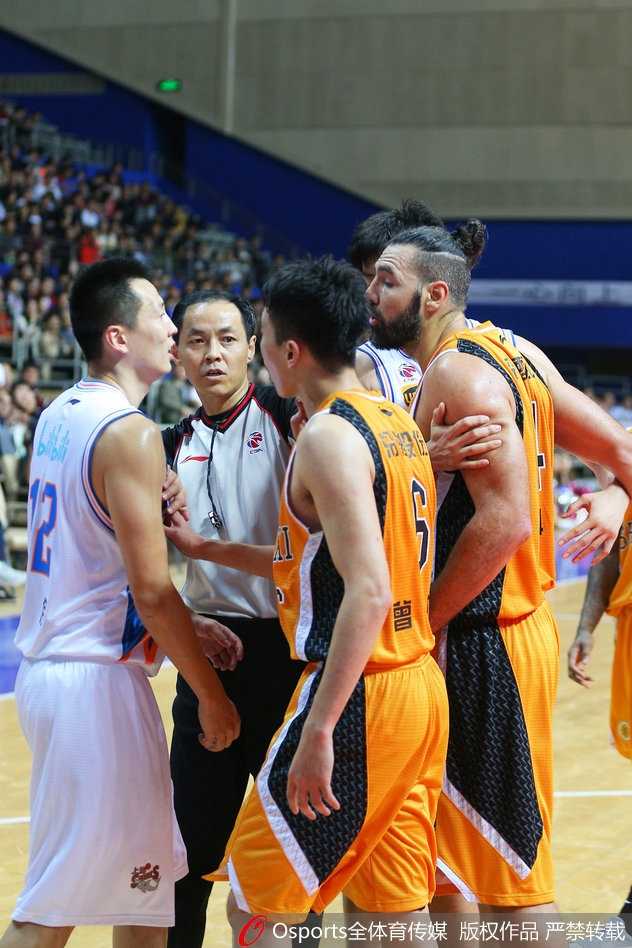 上海队年轻球员董瀚麟在防守斯科拉时展现出了惊人的勇气，他高高跃起，给了斯科拉一记结结实实的大帽，引爆全场。