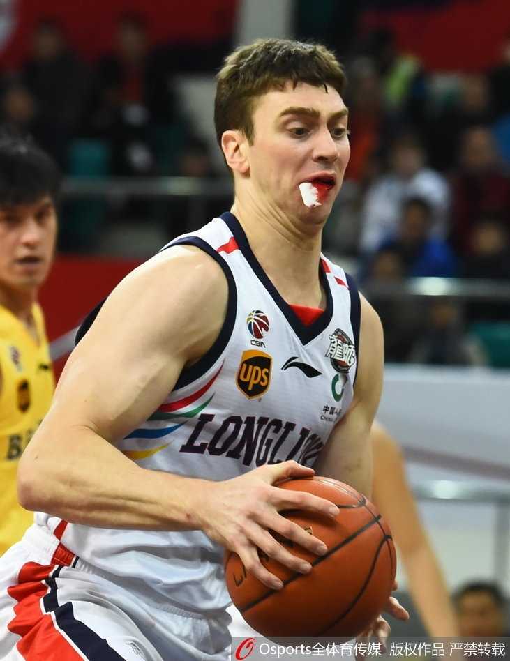 汉斯布鲁嘴角贴着白色胶布，胶布下隐隐透出红色血迹，他紧咬牙关，脸上写满不服输的倔强。