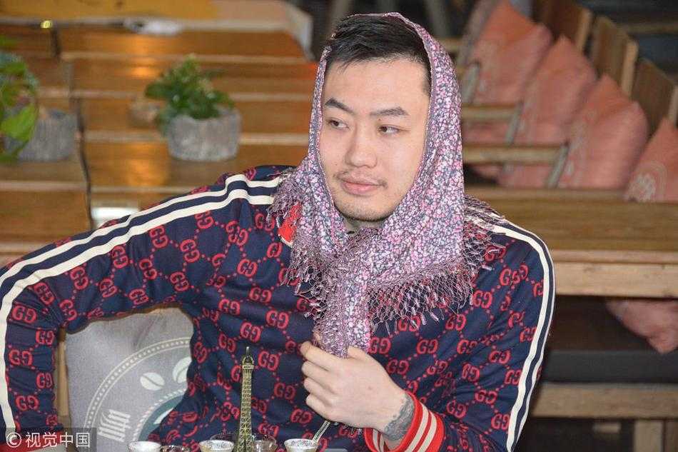 在明亮的演播室里，睢冉聊到动情处身体微微前倾，双手比划着战术手势，表情专注而严肃，仿佛正在给队友布置防守任务，展现出队长特有的担当。