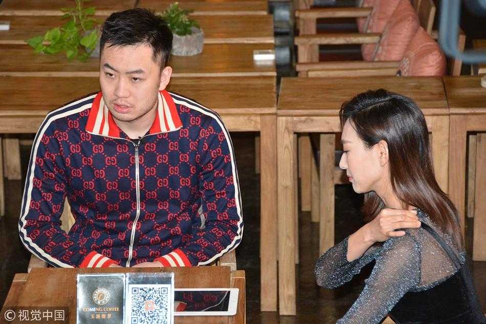 当主持人问及对未来比赛的期待时，睢冉紧握双拳，眼神坚定地望向远方，嘴角上扬露出标志性的自信笑容，那一抹浓密的胡须在灯光下显得格外醒目。