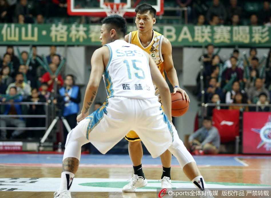 苏若禹内线接球转身，如陀螺般晃开防守，轻松打板拿下两分