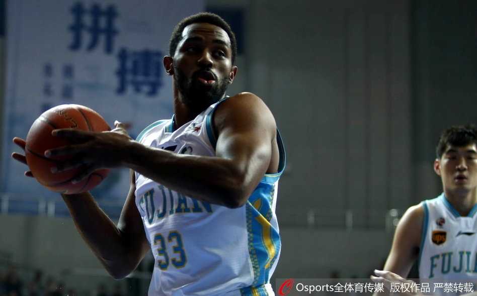 博洛西斯在福建队员头顶单手劈扣，力拔山兮气盖世，展现了欧洲内线的绝对统治力