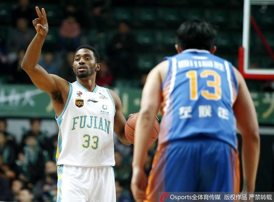 福建主场惊天逆转四川,史密斯末节三十三分导演绝地反击 四川队支柱哈达迪在福建队禁区高高跃起,如同一座不可逾越的高山,以一记势大力沉的单手劈扣终结进攻,展现着篮下的绝对统治力。