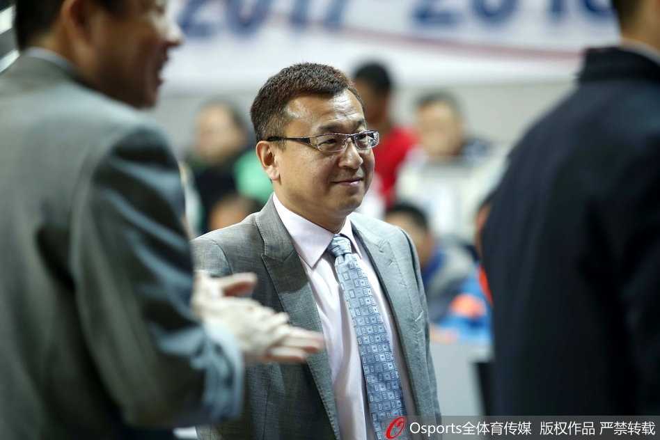 福建主场惊天逆转四川,史密斯末节三十三分导演绝地反击 福建队外援史密斯在快攻反击中如旋风般掠过球场,他轻盈地挑篮得手,为球队的逆转之火再添一把干柴。