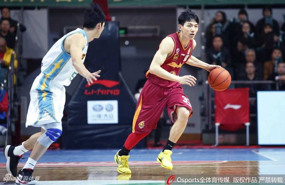 福建主场鏖战惜败浙江,拉斯六十一分难救主 浙江队悍将斯托克斯在福建核心王哲林头顶摘板,他肌肉紧绷,用强悍的身体卡住位置,展现出了不可匹敌的内线统治力