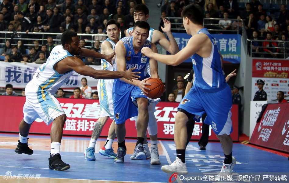 福建双星六十三分闪耀,主场狂胜青岛送对手四连败 李江淮奋力跃起,从对手头顶将球拨给队友,这次关键的抢断吹响了福建队快攻的号角。