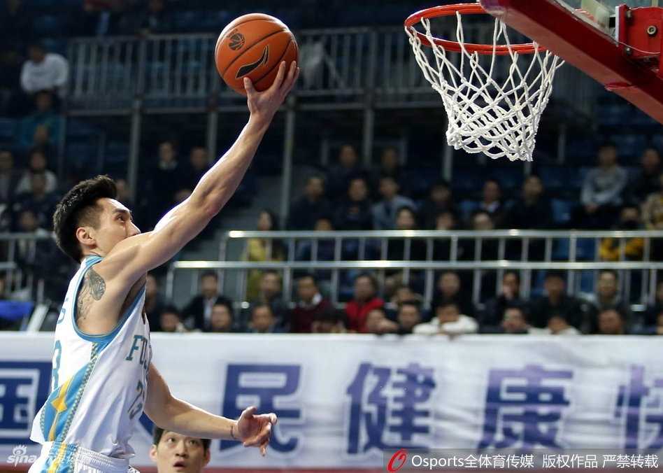 福建双星六十三分闪耀,主场狂胜青岛送对手四连败 赵泰隆面对防守毫无惧色,稳稳出手三分,眼神中充满了必胜的坚定与自信。