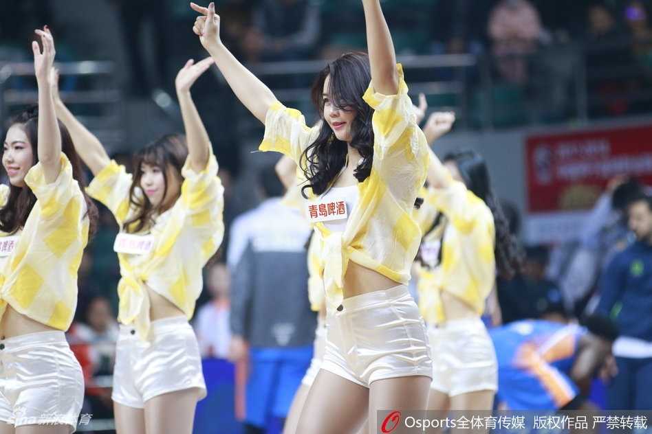 福建啦啦队热舞引爆全场 赛场最美风景线燃动球迷热情 伴随着动感音乐的鼓点,福建啦啦队的女孩们瞬间点燃全场,她们的马尾辫在空中划出活力弧线,每一个动作都充满了张力与激情。