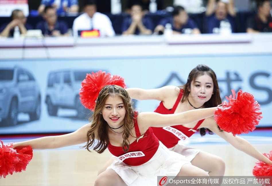 舞蹈动作定格瞬间，女孩们背对镜头，单手高举，紧身的粉色表演服完美展现出漂亮的背部线条和蝴蝶骨，力量与美感在这一刻交融。