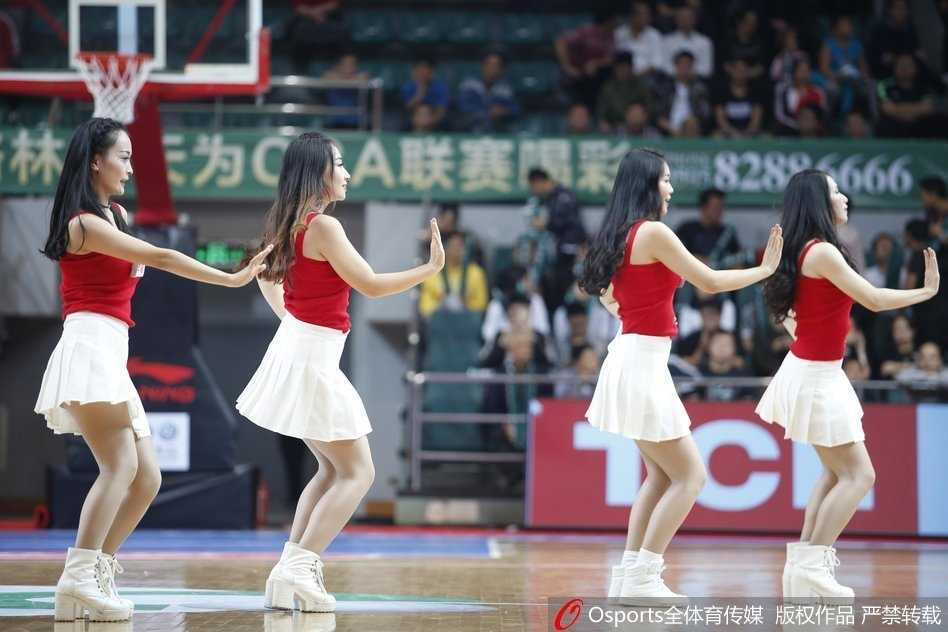 特写镜头中，女孩笑容明媚灿烂，眼眸里仿佛藏着星星。她身着亮片短上衣，随着强劲的鼓点扭动腰肢，飞扬的发丝间满是青春的活力和感染力。