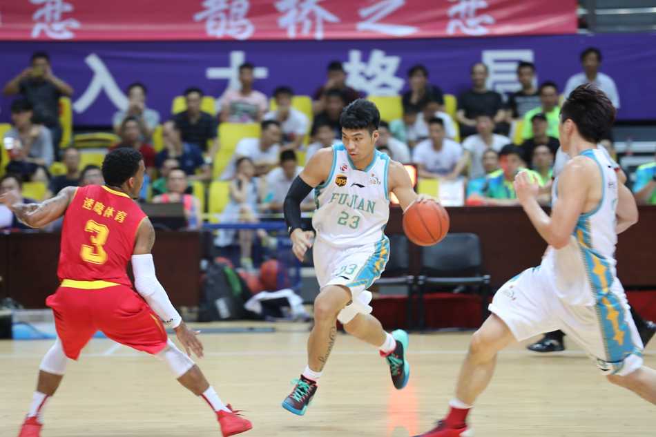 赵泰隆高高跃起，在空中与对方发生身体对抗后失去平衡，但他依然凭借强大的腰腹力量将球送进篮筐，裁判哨响，进球有效还要加罚！