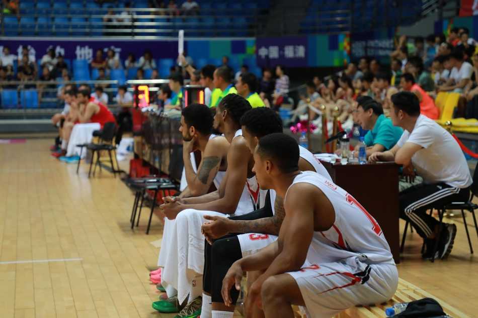 福清男篮巅峰对决美明星队激战塞尔维亚反败为胜 迈克尔安德森高高跃起,以一记势大力沉的双手隔扣震惊四座,这一球成为了美国队吹响反击号角的转折点