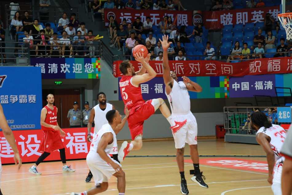 福清男篮巅峰对决美明星队激战塞尔维亚反败为胜 末节决战时刻,双方球员在篮下展开惨烈的肉搏,每一个篮板球都引发了多人争抢,肌肉碰撞声清晰可闻
