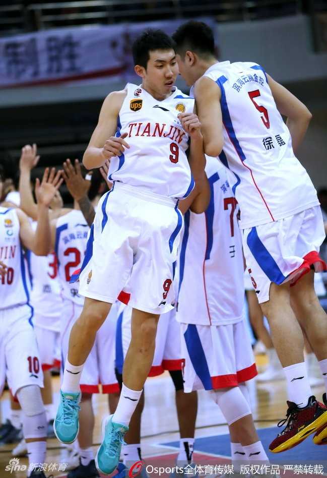 福特森三双对飚杰特,广厦客场大胜天津豪取九连胜 广厦核心福特森面对天津外援杰特的贴身紧逼,眼神凌厉,手腕轻轻一抖,皮球仿佛有了生命般穿透防守。