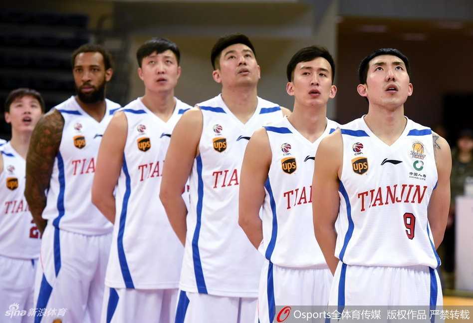 福特森三双对飚杰特,广厦客场大胜天津豪取九连胜 广厦队完成抢断发动快攻,赵岩昊如出膛的炮弹般飞速前插,接球后迎着防守强硬上篮,气势如虹。