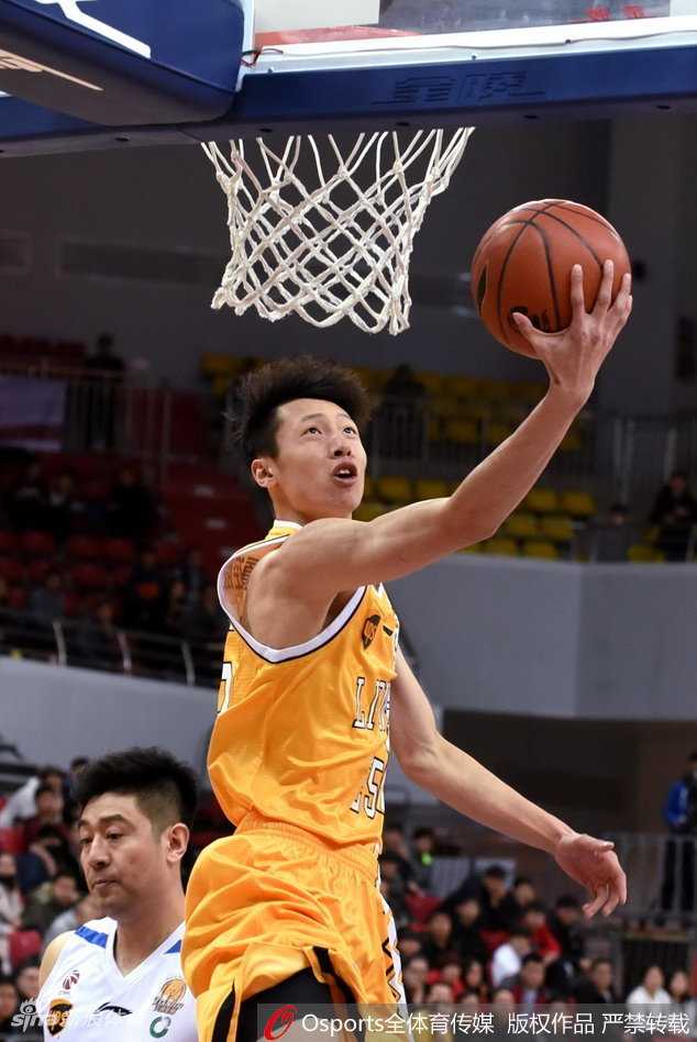 福特森三双对飚杰特,广厦客场大胜天津豪取九连胜 天津队核心杰特在福特森的严防死守下,依然强行突破,肌肉的碰撞中他将球高高抛起,奋力一搏。