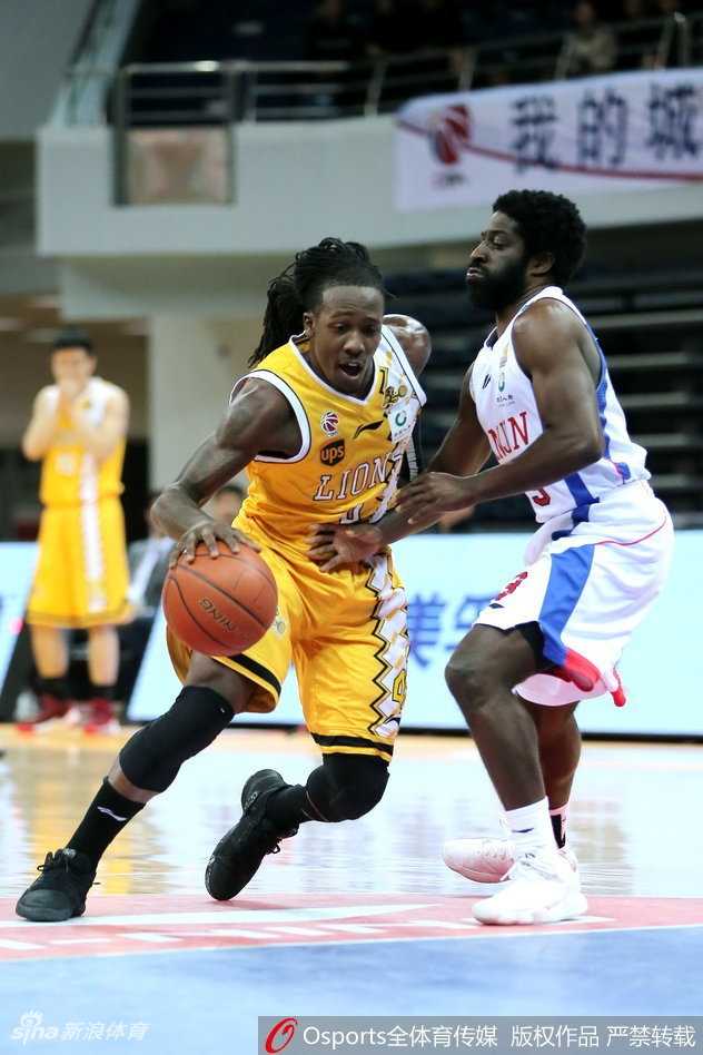 福特森三双对飚杰特,广厦客场大胜天津豪取九连胜 广厦射手赵岩昊在外线觅得良机,果断起跳出手,皮球划过一道彩虹般的弧线,稳稳空心入网,留下对手无奈的眼神。