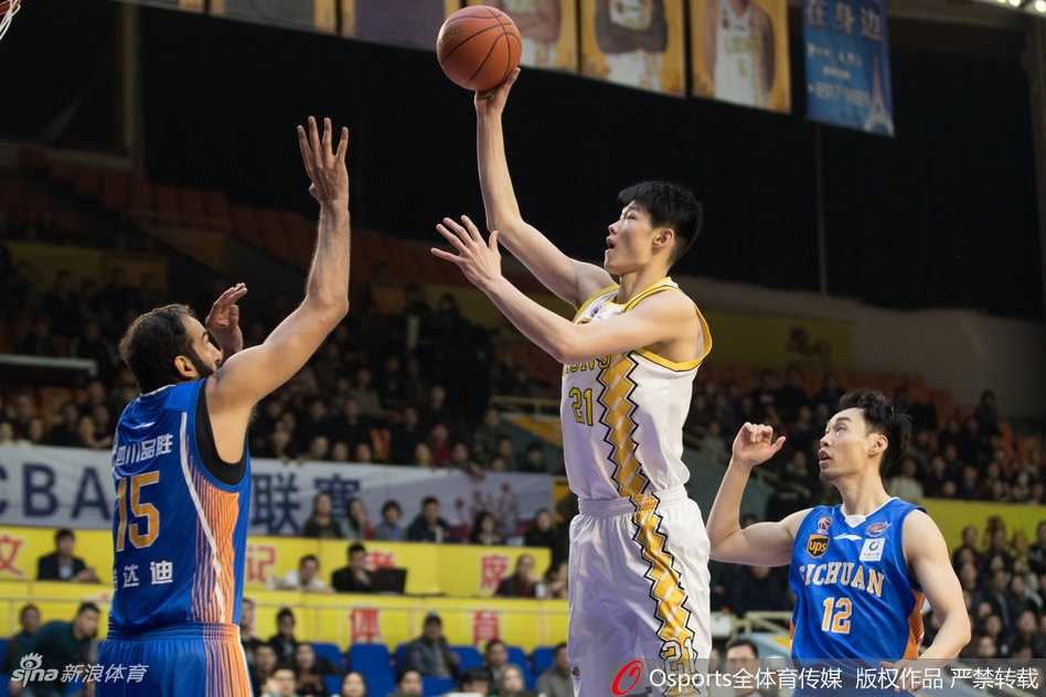 福特森率队狂飙,广厦主场酣畅复仇四川 希腊中锋博洛西斯背身单打哈达迪,利用梦幻脚步晃开防守后轻松放篮,展现欧洲内线细腻技术