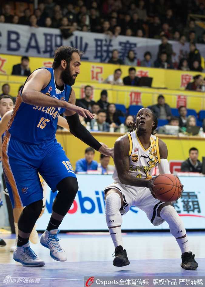 福特森率队狂飙,广厦主场酣畅复仇四川 身高仅一米八的福特森高高跃起,在长人如林的四川队内线拼抢篮板,展现惊人的弹跳与不屈斗志