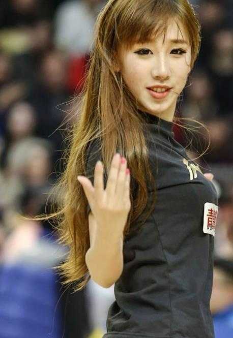 篮球宝贝身着亮色队服，回眸瞬间眼神清澈，气质清纯中透着一丝俏皮